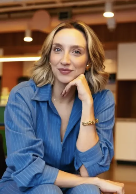 Alana Anijar, psicóloga, autora e criadora do podcast Psicologia na Prática, palestrante do Empreende Psi