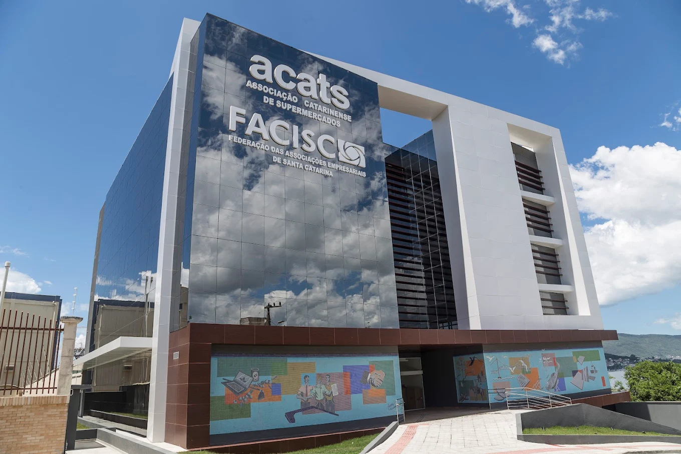 Fachada da FACISC em Florianópolis